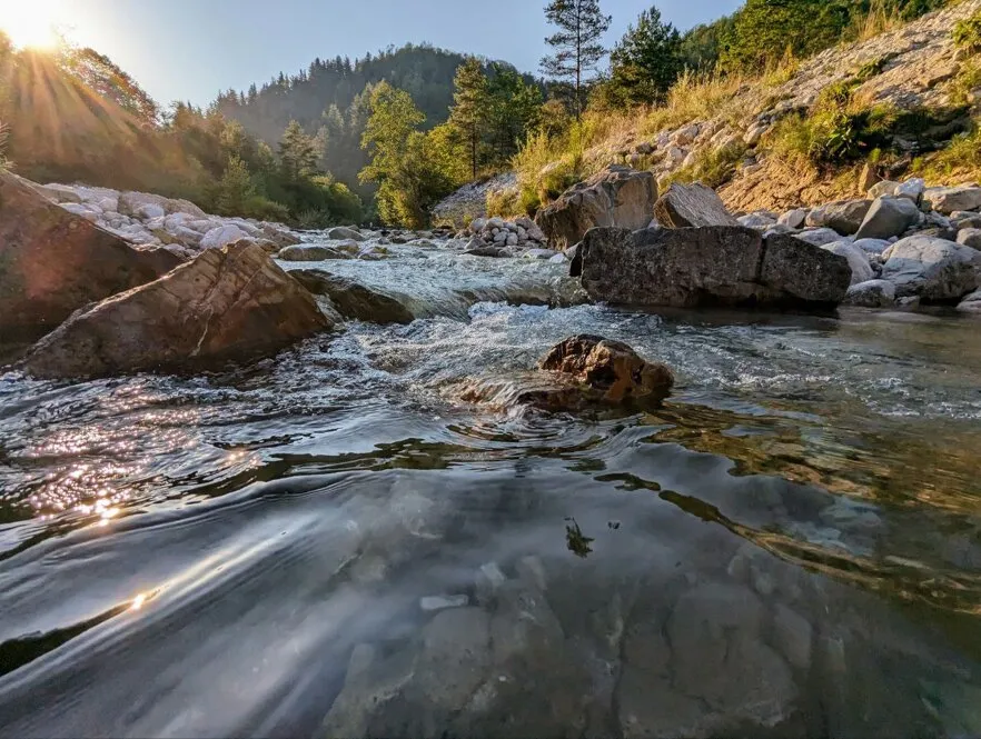 Torrente di montagna illuminato dal sole
